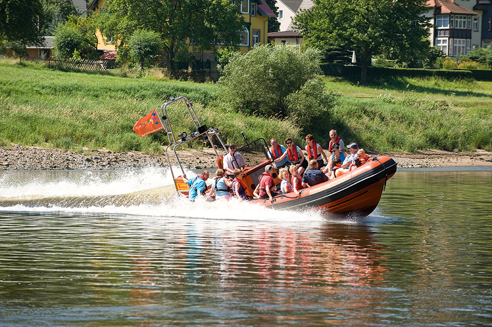 Mit dem Boot Weinberghaus Sächsische Schweiz